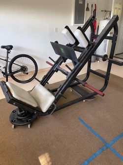 LEG PRESS/SQUAT MACHINE