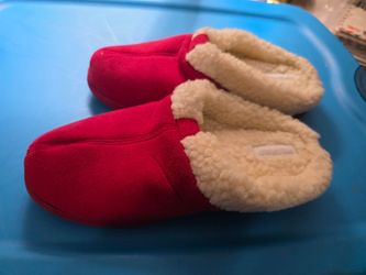 Red Dearfoams Sherpa-Lined House Slippers