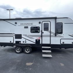 Used 2022 Winnebago Minnie 2201MB