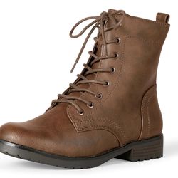 NEW IN BOX. Amazon Essentials Women's Lace-Up Combat Boot Size 7 Brown About this item  	•	COMFORT AND FIT: These lug-sole combat boots have a padded 