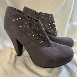 Silver Studded Grey Ankle Boots By Cloudwalkers Size 7