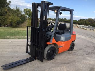 Forklift Toyota 5000 lbs triple stages pneumatic tires