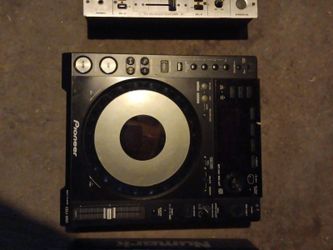 PIONEER CDJ 850 - $300