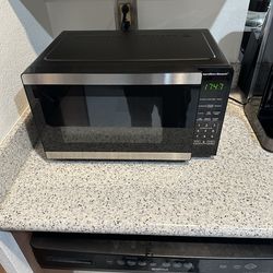 Hamilton Beach 0.9 cu. ft. Countertop Microwave Oven