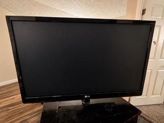 LG Flat Screen TV 42” with remote