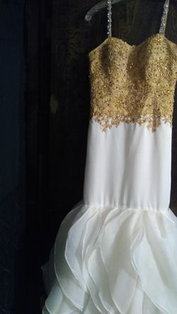 Beautiful white and gold embroidery dress for any occasion. Size 4-6 petite