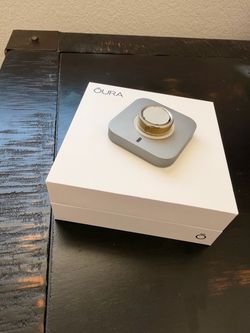 Oura Ring 4 with Charging Dock - Size 8 - Gold