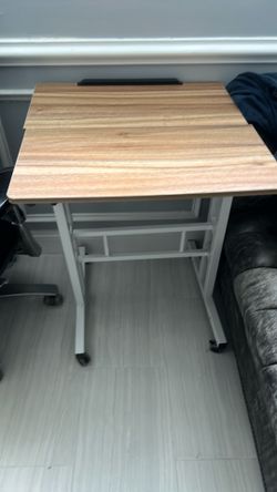 Adjustable standing desk