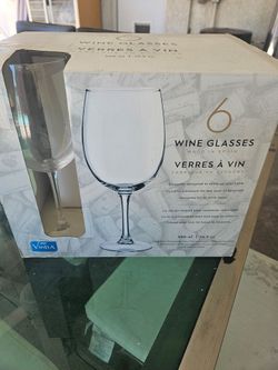 Wine glasses 👀READ BELOW ⬇️ AVAILABLE ✅️