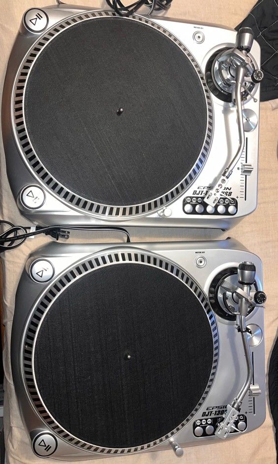 Pair of Dj turntables epsilon djt1300 Super oem
Like technic 1200 High torque
Both work very well