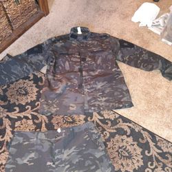Men / Women's Camo Jacket And Cargo Pant Brand New Size Extra Large
