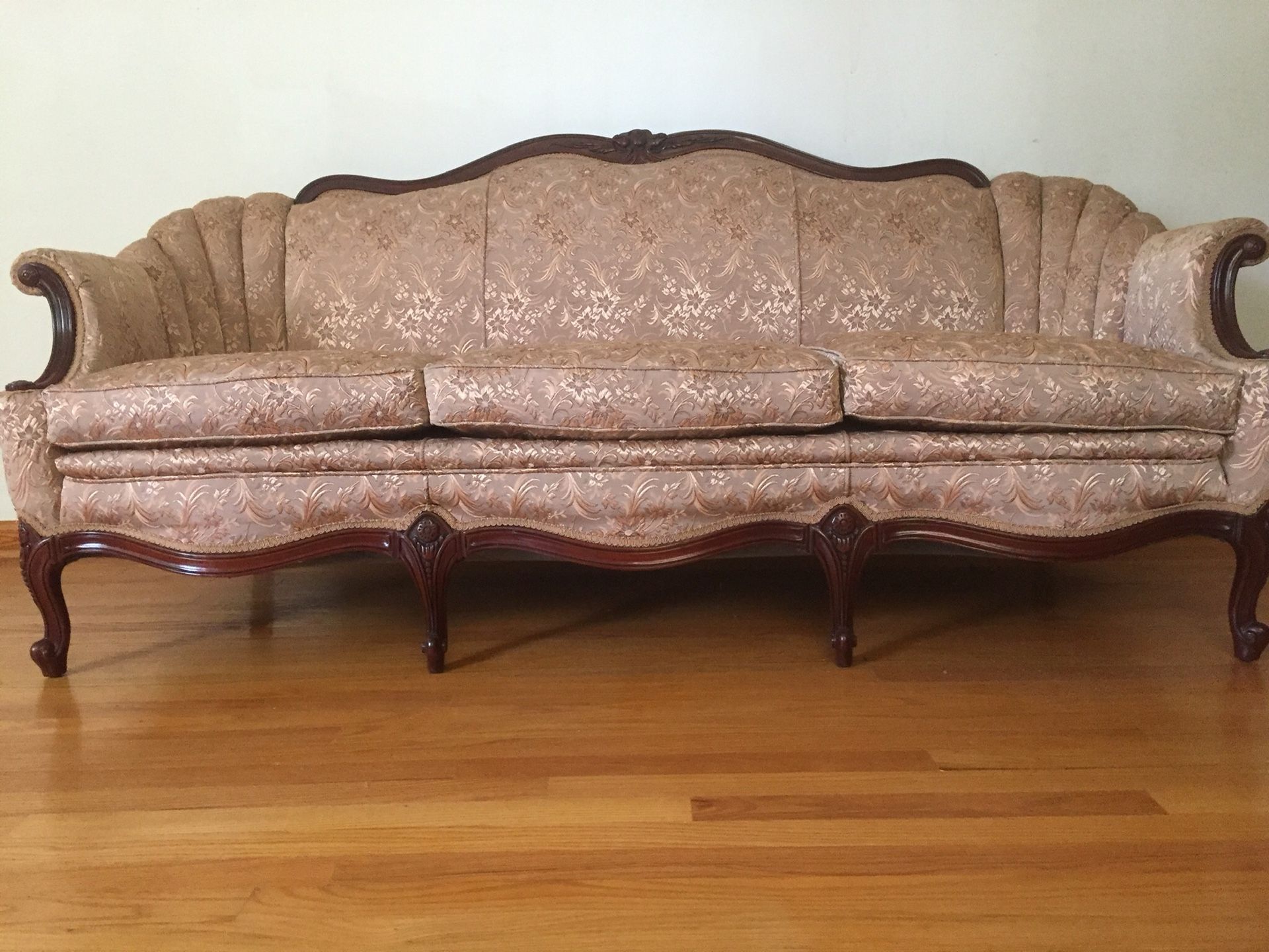 TRADITIONAL PROVINCIAL STYLE SOFA