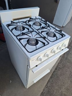 Small Gas stove/range.(magic chef)Used.