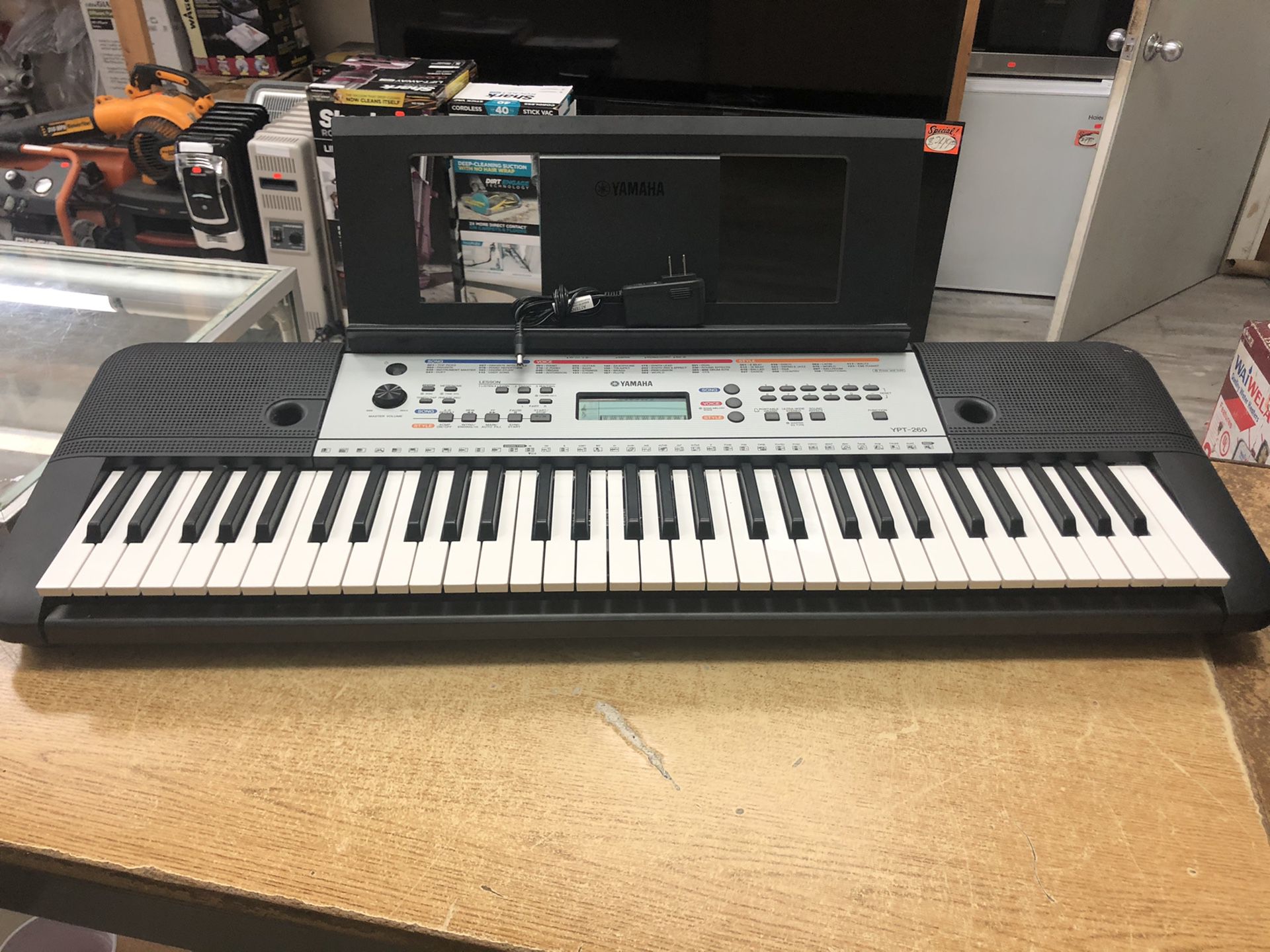 YAMAHA YPT-260 61-Key Portable Keyboard