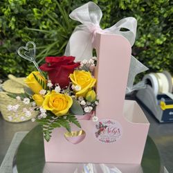 Cup Holder W Fresh Flowers 