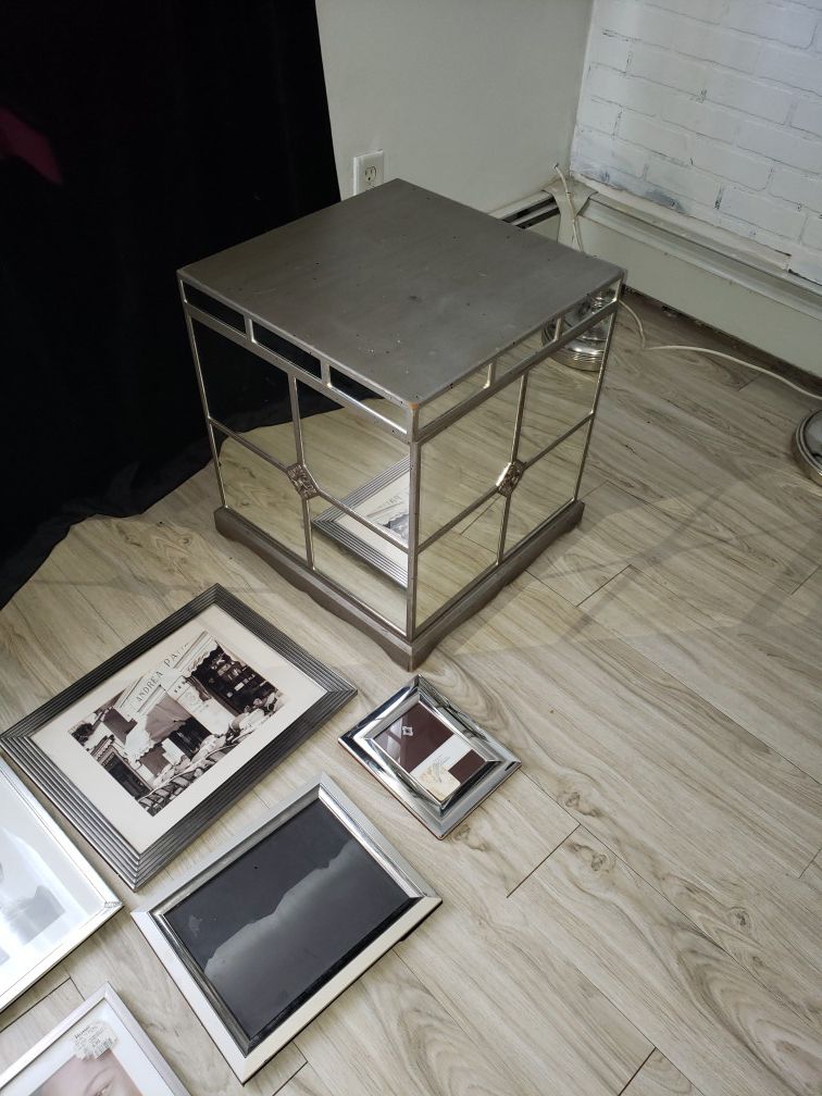 Mirrored storage cube/table