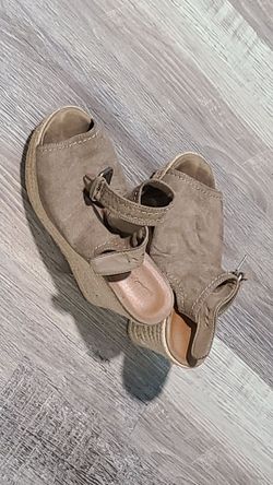 8 REDUCED, Tan Clogg Universal Thread Sandals size 6