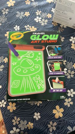 New Crayola Travel Glow Art Studio C2