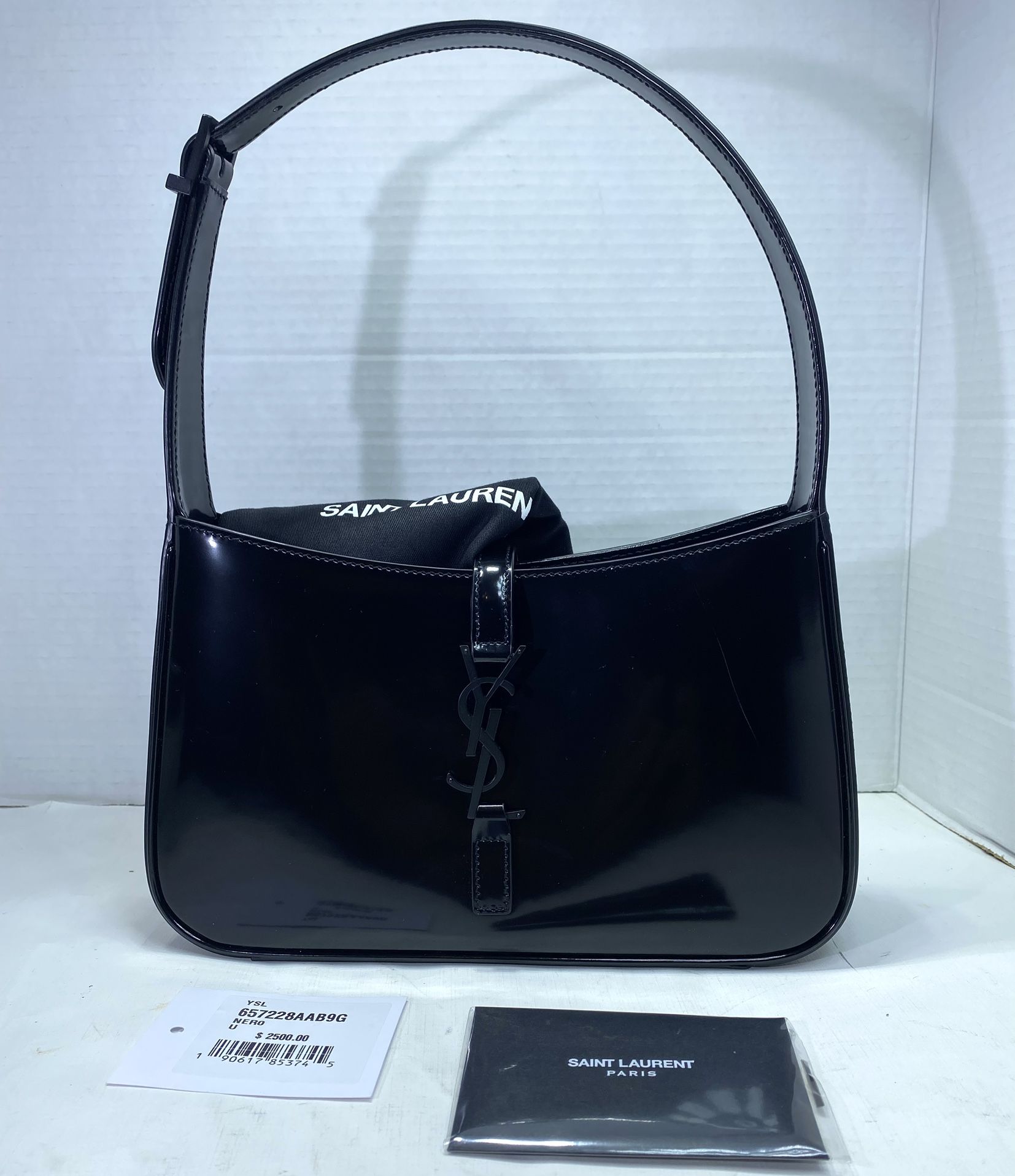 NEW SAINT LAURENT LE 5 A 7 SHOULDER BAG IN BLACK PATENT LEATHER WITH BLACK YSL CLOSURE AND CARDS, NEW