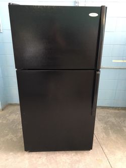 22 Cu Ft Black Refrigerator With Ice Maker
