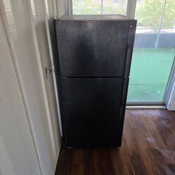 BLACK FRIGIDAIRE REFRIGERATOR 