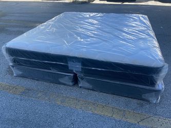 NEW MATTRESS KING SIZE PLUSH WITH BOX SPRING