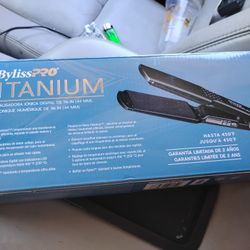 New Straightner Around Ask Around $70 Worth $140