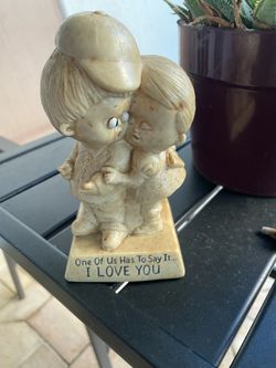 vintage 1971 R. & W. Berries Co. resin figurine (Model #849), featuring a pair of kitschy, big-eyed kids kissing.