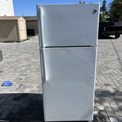 GE top freezer refrigerator, like new
