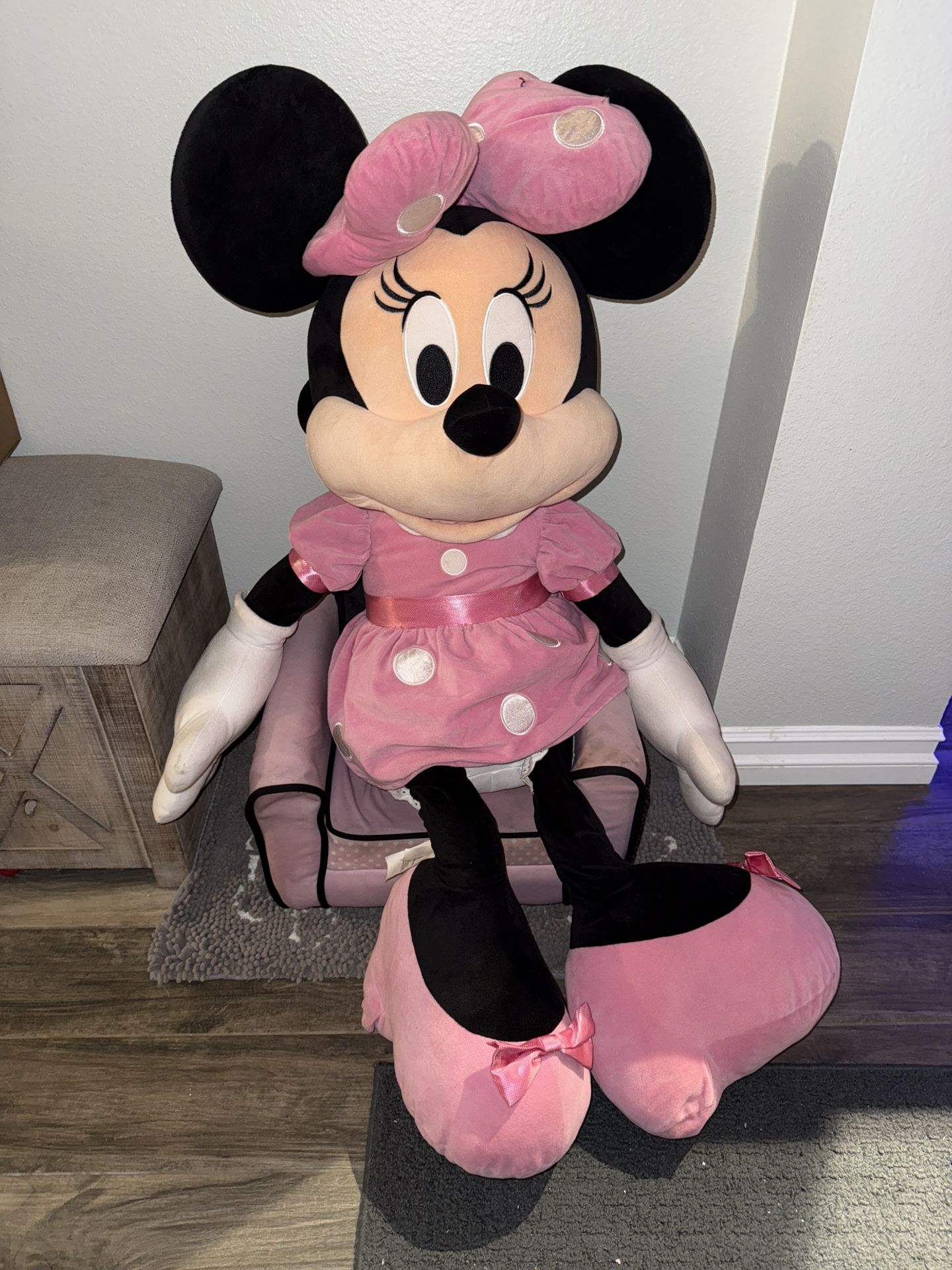 Giant Minnie And Minnie Chair