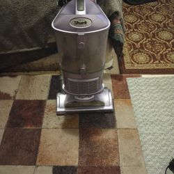 NICE SHARK NAVIGATOR VACUUM 