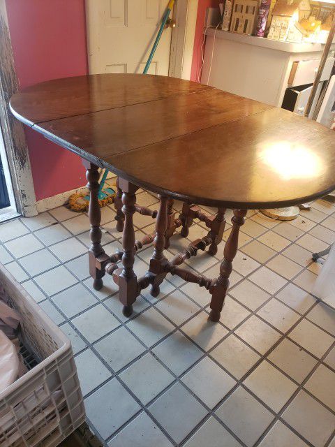 Beautiful antique gateleg double drop leaf oval table. Very nice. Make Offer 