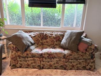 Must go by FRIDAY: Floral pull out couch