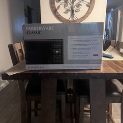 Farnerware .7 CuFt  Microwave Oven NEW IN BOX