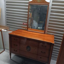 ANTIQUE VICTORIAN DRESSER WITH MIRROR..