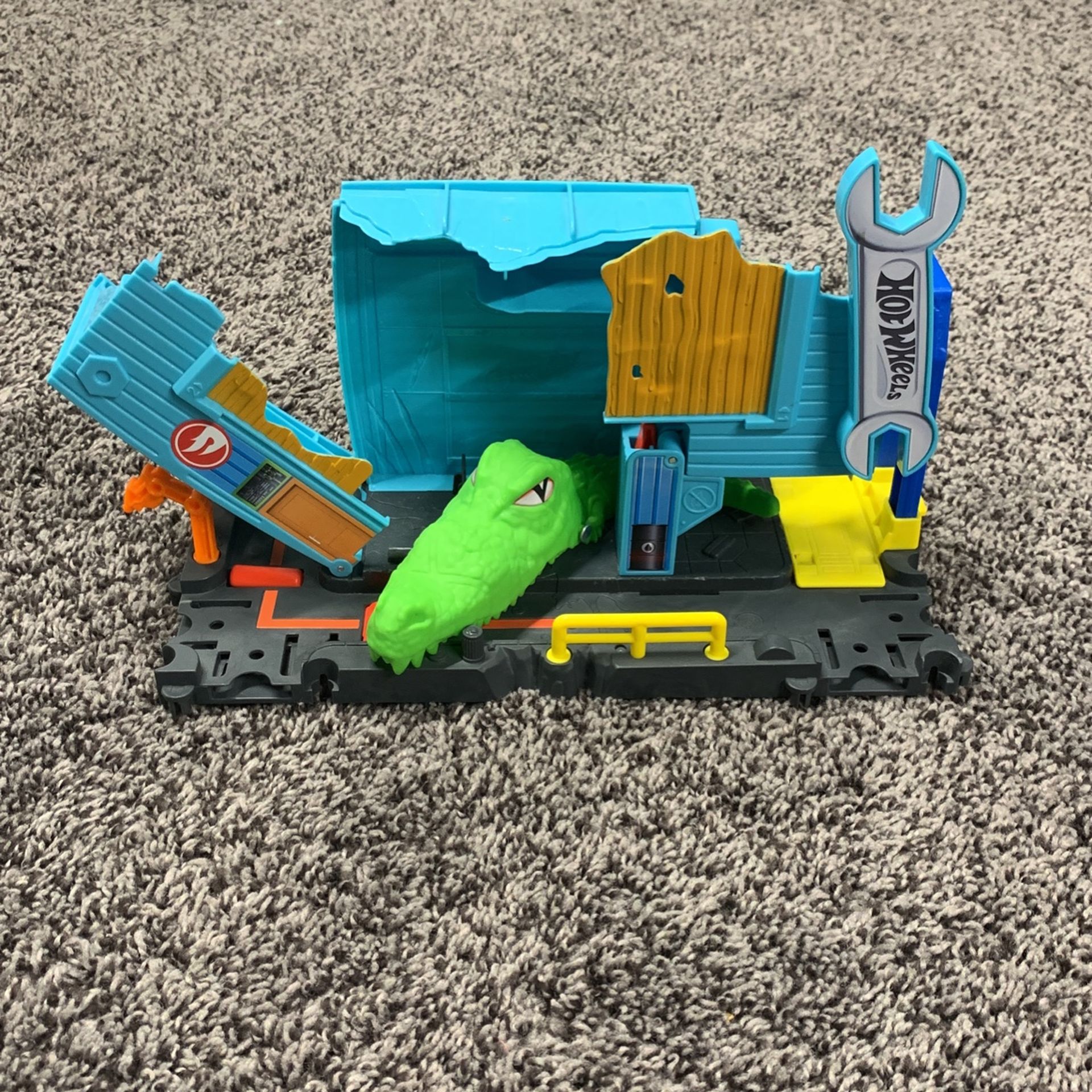 Hot Wheels City Gator Garage Attack Play Set