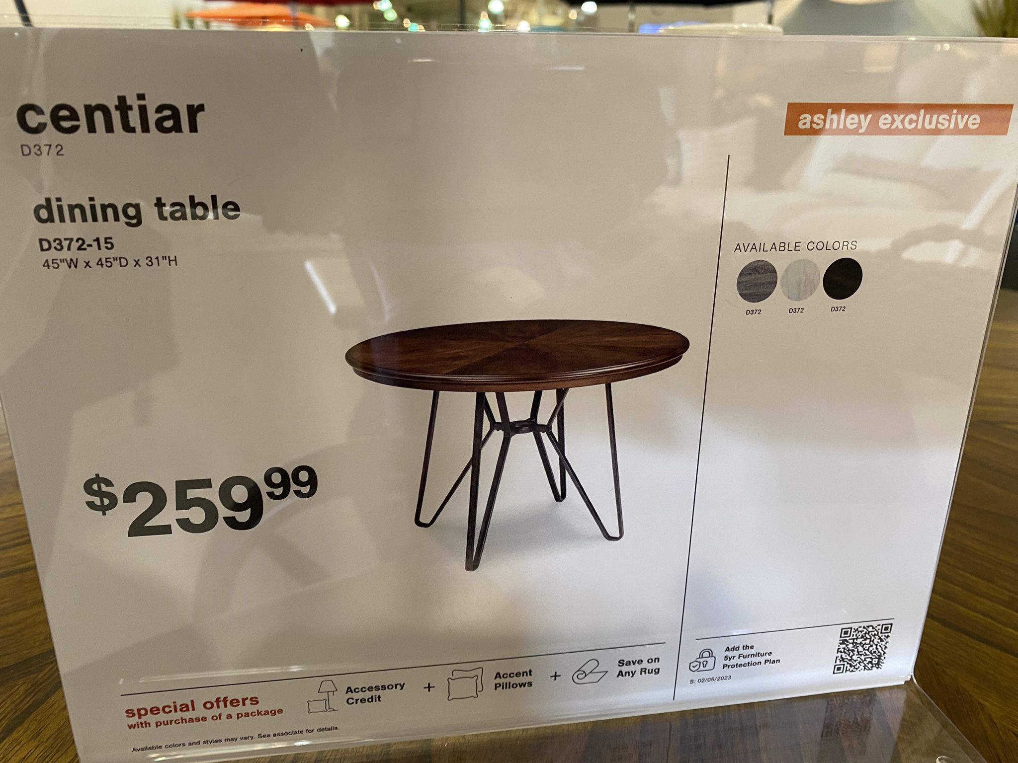 ROUND DINING ROOM TABLE SET And 4 Bar Stools
