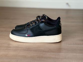 Nike Air Force One LV8 1 (GS)  Size: 7 men’s, Color: black, Saturn gold