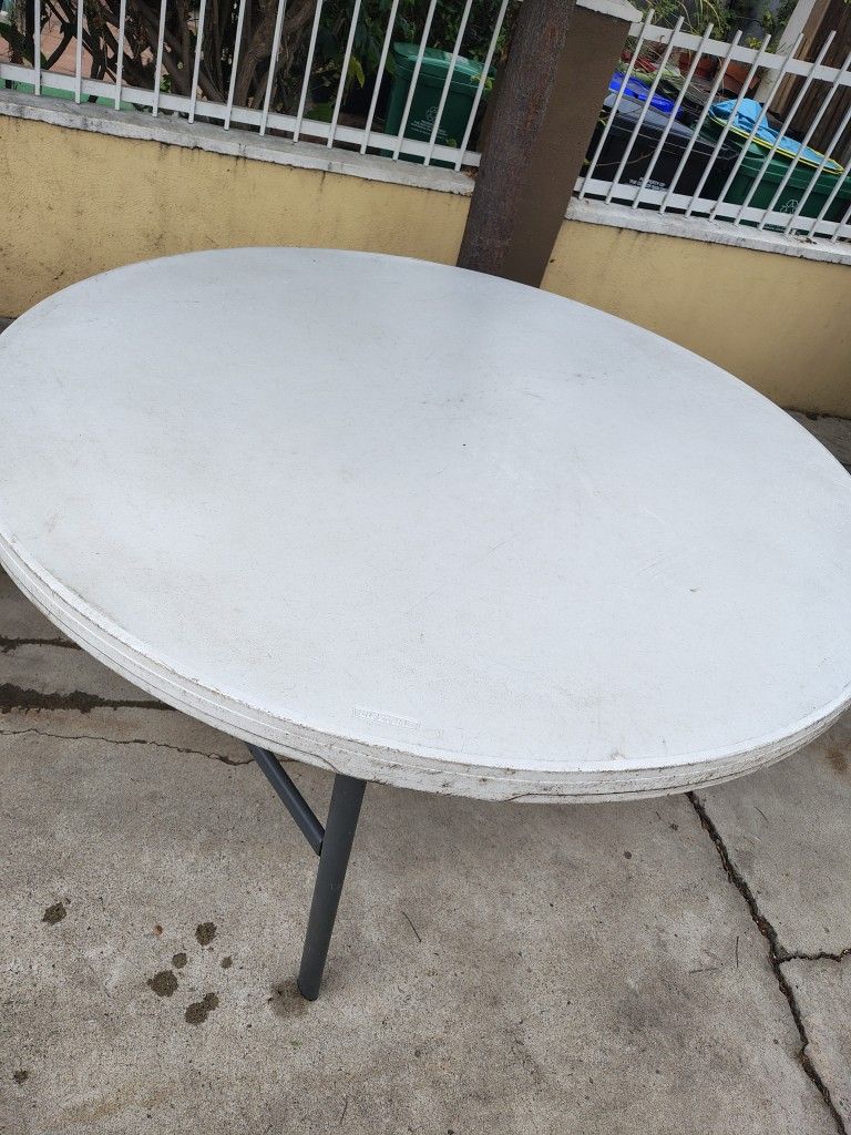 ROUND PARTY TABLES - 2 TABLES