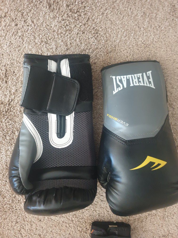 Boxing gloves, punch mitts and workout cards