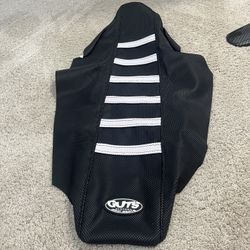 Black guts seat cover, white ribs