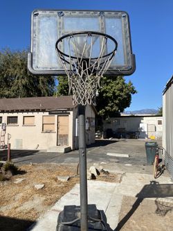 Adjustable basket ball court