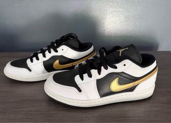 Boys size 4 Nikes