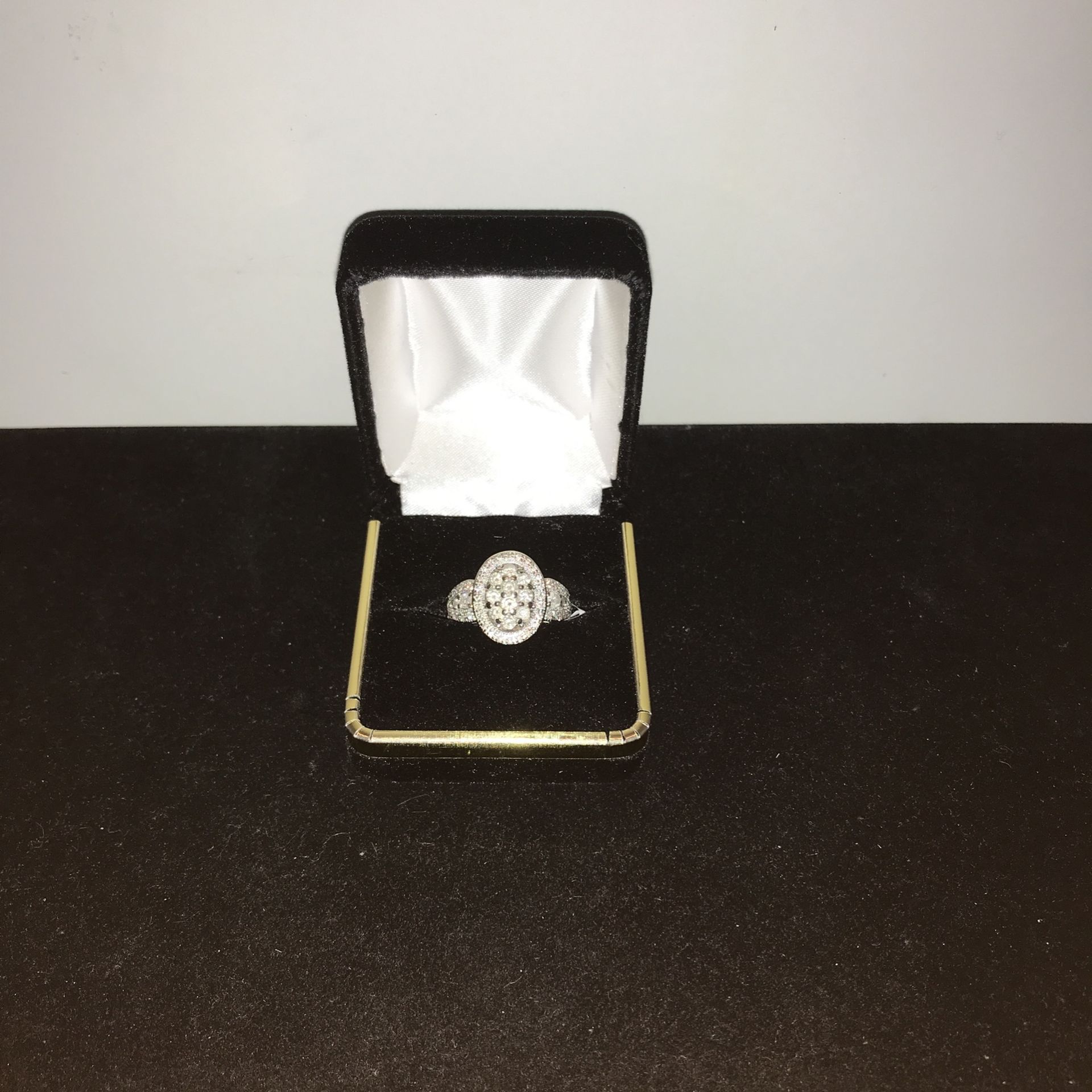 33498-1 10KT WHITE GOLD LDS OVAL HALO DESIGN DIAMOND CLUSTERED RING