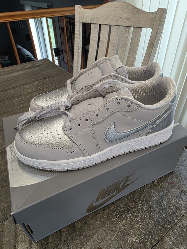 Brand New Jordan Los 7y/8.5 Woman/7M
