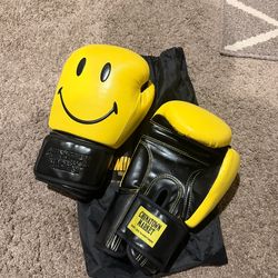 Chinatown Market Smiley 16oz Genuine Boxing Gloves