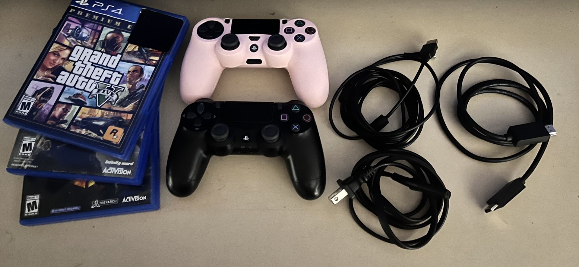 Fully functional working playstation 4 + 2 controllers + 3 games + 1 charger