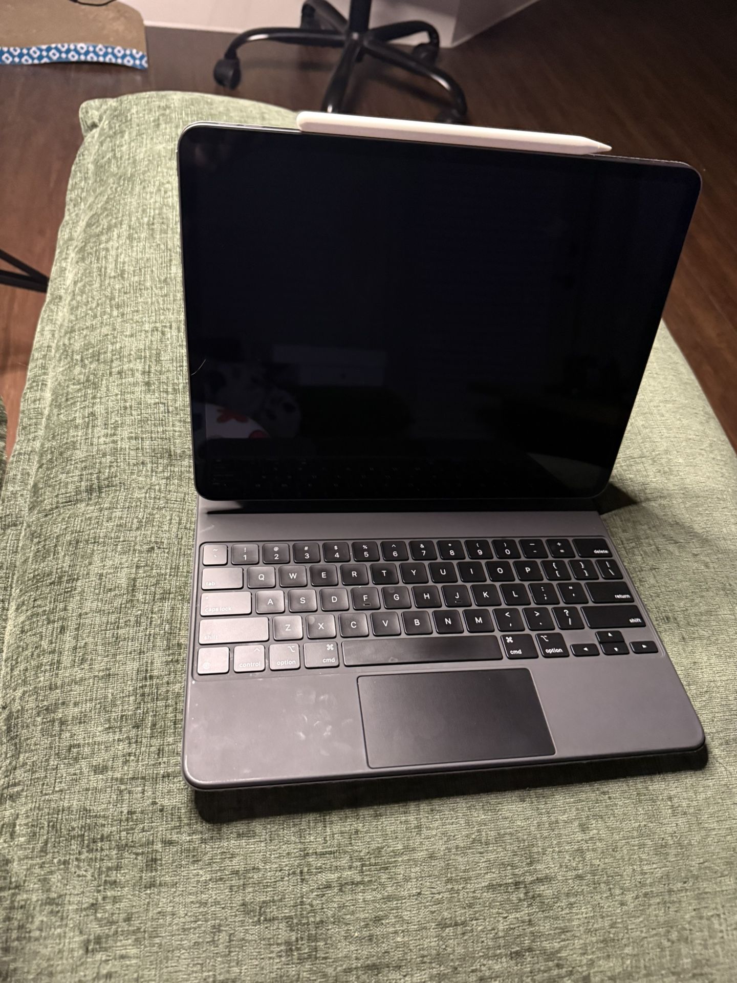iPad Pro w/ Keyboard & iPencil 4th Gen 12.9”