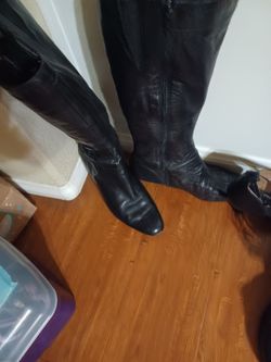 FREE HIGH LEATHER BLACK  BOOTS, WITH LOW  HEElS.  SHOES SZ. 11. Bkack w/ low heels.  SEE DESCRIPTION