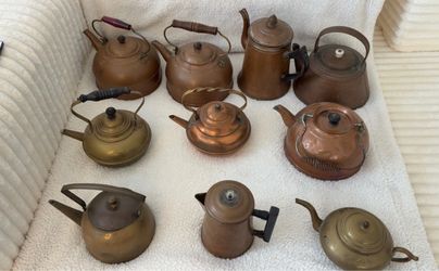 10 Copper Looking Kettles & Coffee Pots with Lids (Metal Unverified)